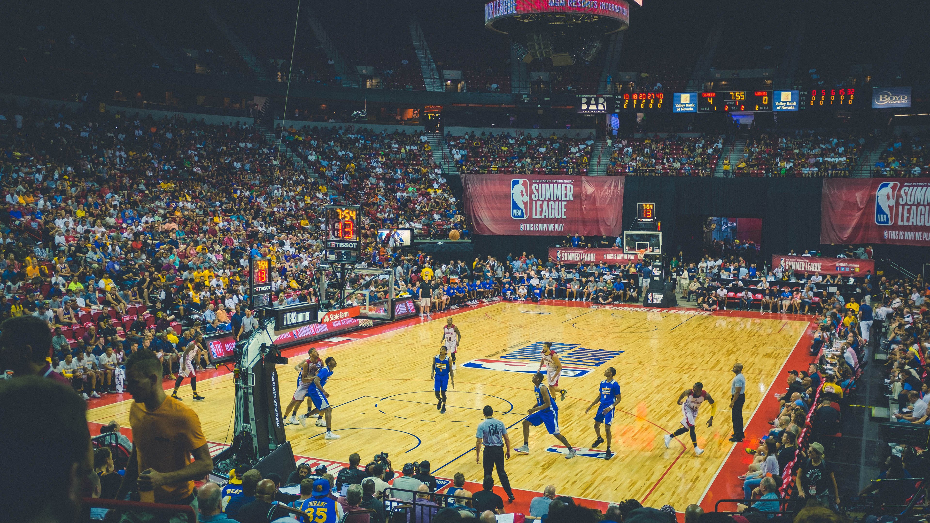 出色发挥引发热议！Doinb在热火比赛中反败为胜赛场气氛高涨