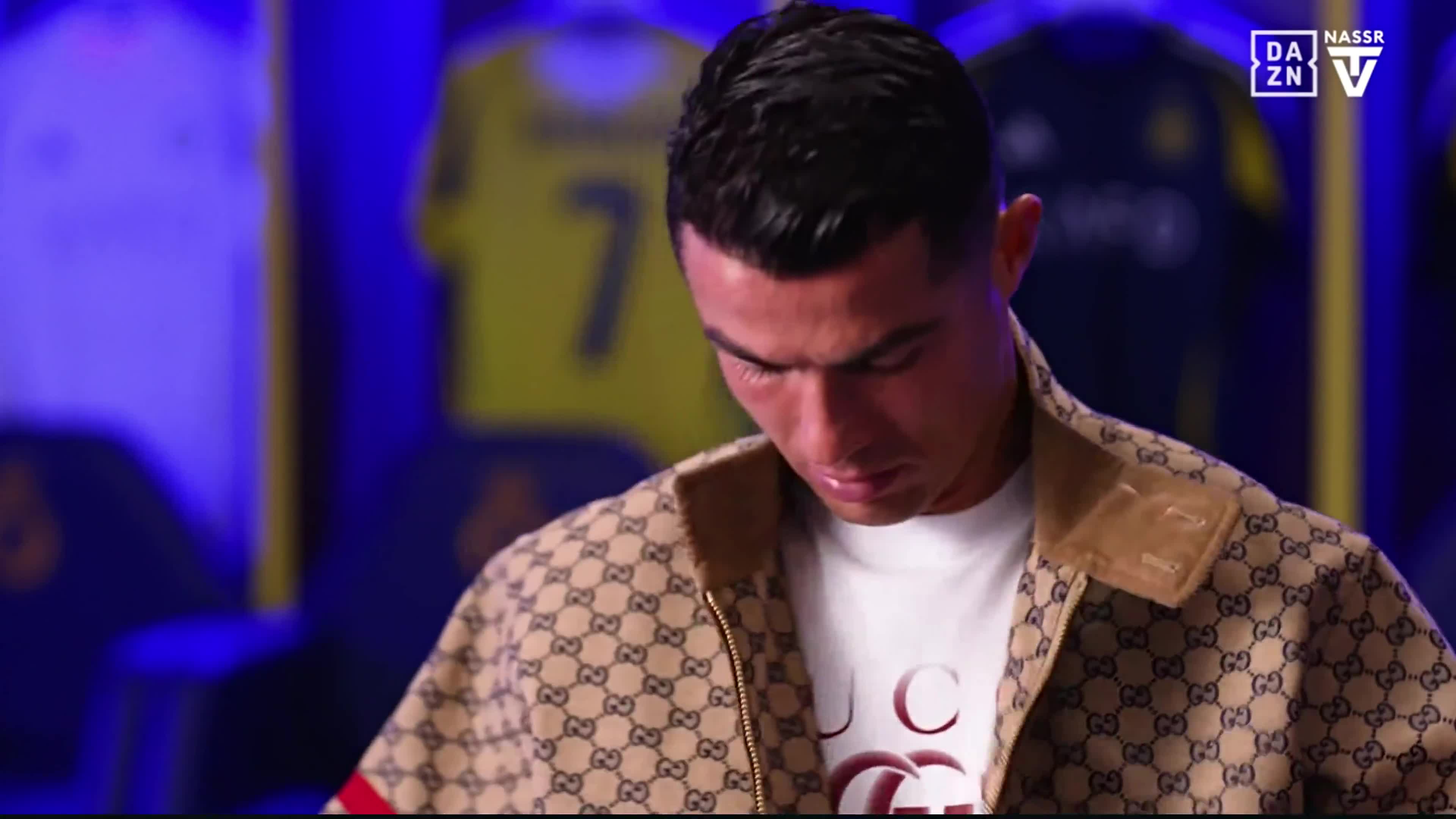 重返赛场引发热议！，C罗在巴黎圣日耳曼比赛中重要助攻全场沸腾不已的简单介绍